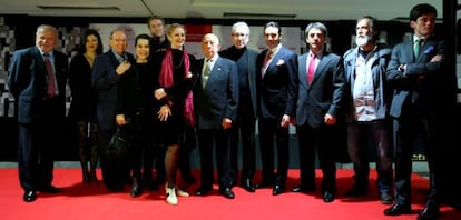 Los galardonados con los premios taurinos y de teatro Ercilla posan juntos este lunes en Bilbao. 