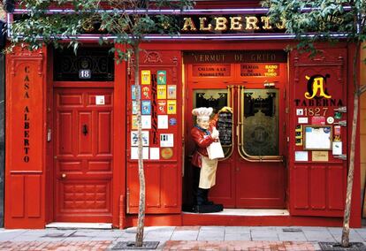 Entrada de la tasca Casa Alberto, en el Barrio de Letras de Madrid.