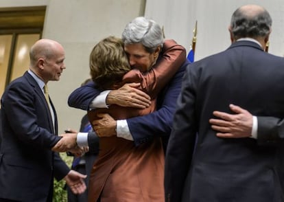 Catherine Ashton y John Kerry se abrazan tras el pacto con Ir&aacute;n.