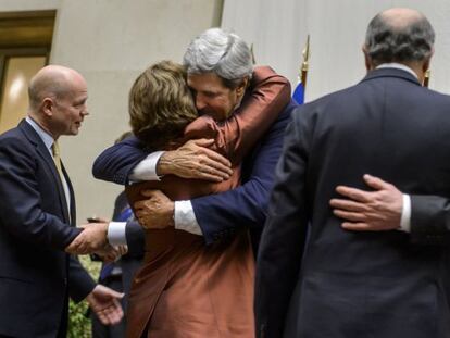 Catherine Ashton y John Kerry se abrazan tras el pacto con Ir&aacute;n.
