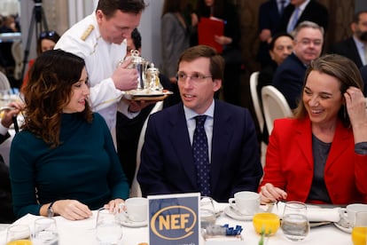 La presidenta de la Comunidad de Madrid, Isabel Díaz Ayuso (i) junto al alcalde de Madrid, José Luis Martínez-Almeida (c) y la secretaria general del Partido Popular, Cuca Gamarra (d) a su llegada al desayuno informativo de Forum Europa este lunes en Madrid.