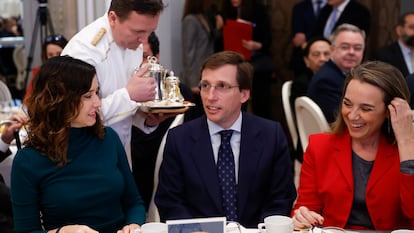 La presidenta de la Comunidad de Madrid, Isabel Díaz Ayuso (i) junto al alcalde de Madrid, José Luis Martínez-Almeida (c) y la secretaria general del Partido Popular, Cuca Gamarra (d) a su llegada al desayuno informativo de Forum Europa este lunes en Madrid.