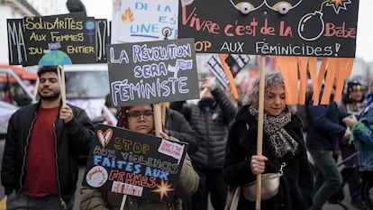 Un grupo de mujeres portan pancartas durante una manifestación en París por el Día de la Mujer, este viernes.