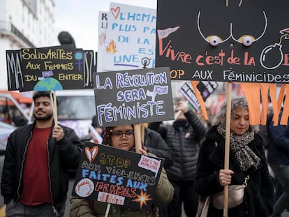 Un grupo de mujeres portan pancartas durante una manifestación en París por el Día de la Mujer, este viernes.