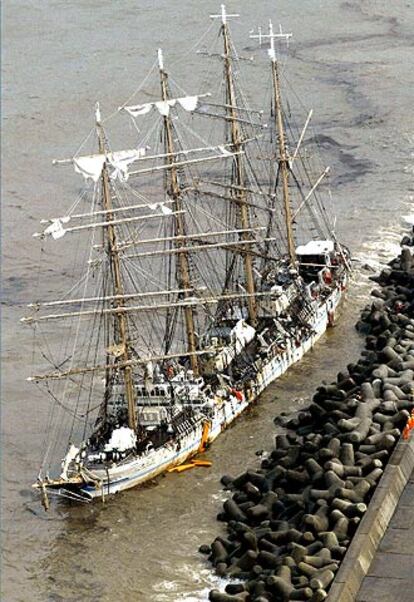 El barco escuela japonés, en puerto, tras sufrir daños por el tifón.