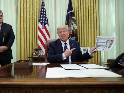 Donald Trump sostiene un ejemplar del periódico "The New York Post" este lunes en la Casa Blanca, en Washington.