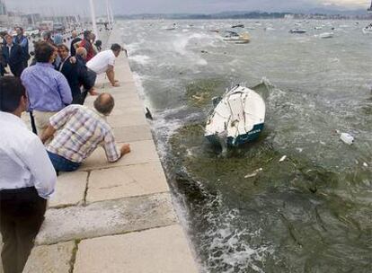 El temporal que afecta a toda la zona del Cantábrico, ha dañado especialmente la zona del puerto deportivo de Santander