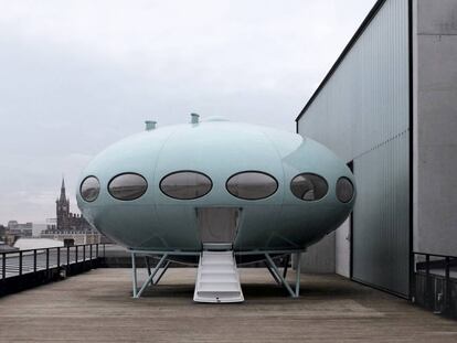 ‘Houses’ con forma de platillo volante, enterradas o suspendidas sobre el mar