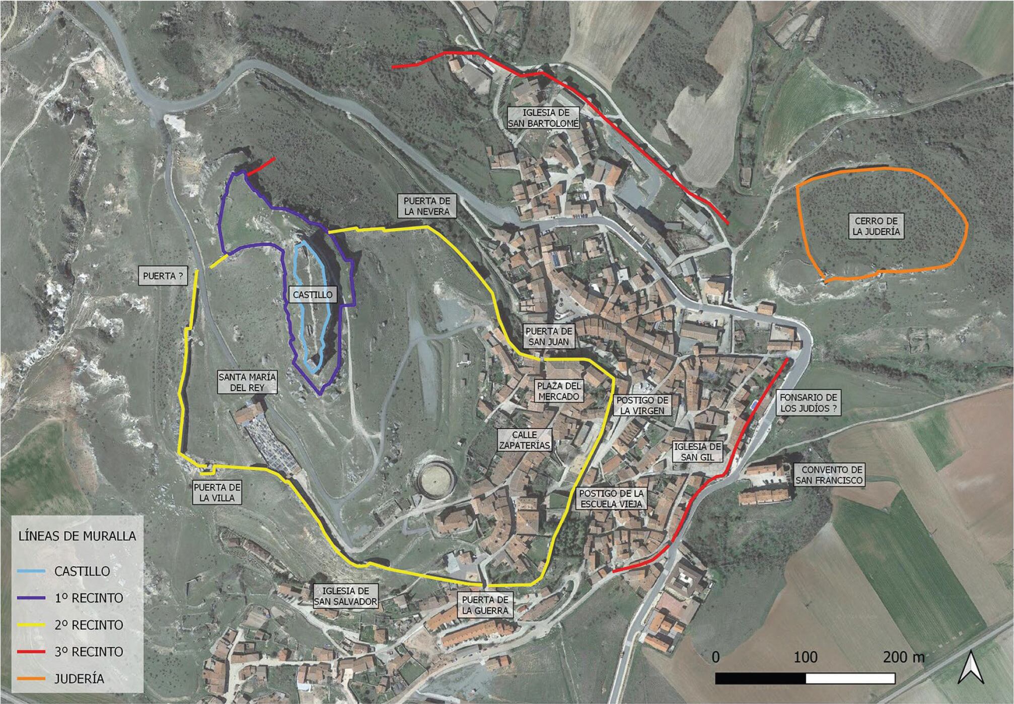 Imagen aérea de Atienza con los recintos amurallados marcos en diferentes colores.