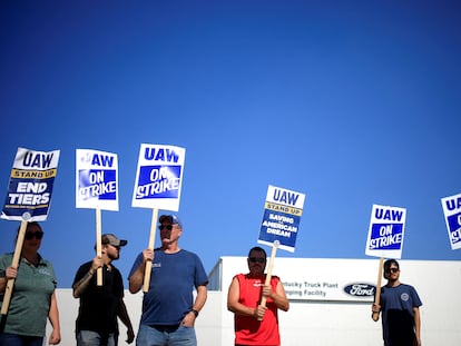 United Auto Workers (UAW) union members picket outside Ford's Kentucky truck plant after going on strike in Louisville, Kentucky, U.S. October 12, 2023.