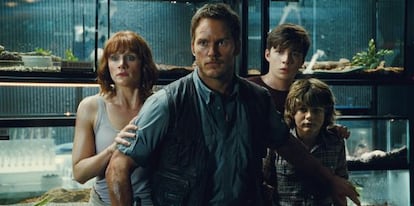 Los protagonistas de Jurassic World en una escena de la pel&iacute;cula.