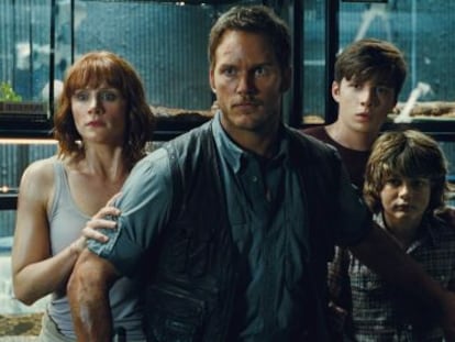 Os protagonistas de ‘Jurassic World’ numa cena do filme.
