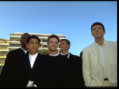 El director Mathieu Kassovitz posa con algunos de los protagonistas de 'El odio' en la ceremonia de clausura del Festival de Cannes en 1995.