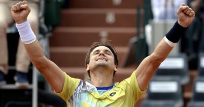 David Ferrer celebra su victoria ante el croata Marin Cilic, en los octavos de final del torneo Roland Garros que se disputa en París.
