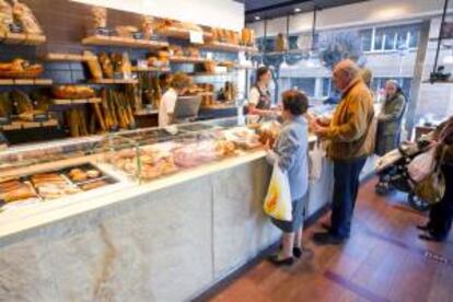 Clientes comprando pan en una panadería de Vitoria. EFE/Archivo