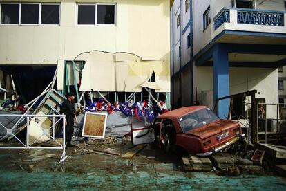 En la imagen, un vehículo destrozado cerca del edificio de la Tribuna Antimperialista, en La Habana (Cuba).