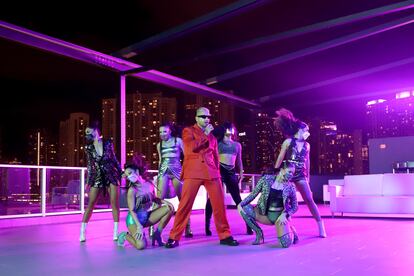 Maluma actúa en Miami en la gala de los MTV EMA.