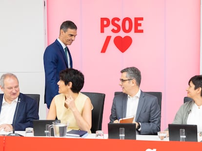 MADRID, 16/06/2025.- El secretario general del PSOE, Pedro Sánchez, a su llegada a la reunión de la Ejecutiva Federal del partido celebrada este lunes en Ferraz. La Ejecutiva Federal del partido socialista se reúne por primera vez desde la dimisión de su secretario de Organización, Santos Cerdán, y a la espera de conocer las nuevas medidas que puede plantear su líder, Pedro Sánchez, ante la crisis abierta por el caso Koldo. EFE/PSOE/Eva Ercolanese *****SOLO USO EDITORIAL/SOLO DISPONIBLE PARA ILUSTRAR LA NOTICIA QUE ACOMPAÑA (CRÉDITO OBLIGATORIO) *****
