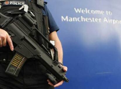 Un agente de la policía británica vigila la entrada del aeropuerto en Manchester.
