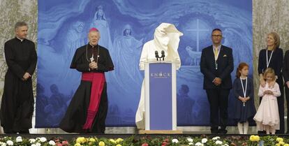 El viento vuela la sotana del Papa durante su discurso en el santuario de Knock, el 26 de agosto de 2018. 