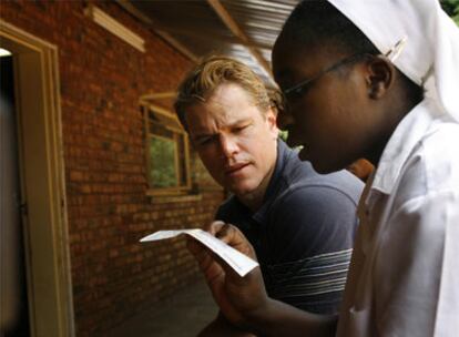 El actor habla con una religiosa zimbabuense en una iglesia católica de Musina.