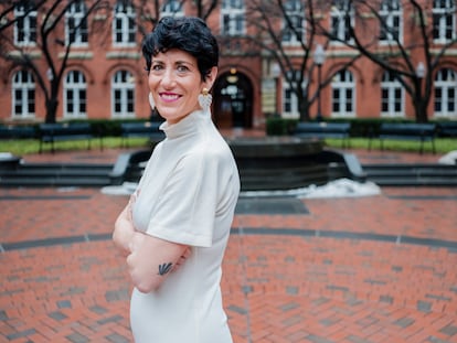 Elma Saiz, ministra de Inclusión, Seguridad Social y Migraciones, en la Universidad de Georgetown (Washington), tras la entrevista, en una fotografía cedida por el Ministerio.