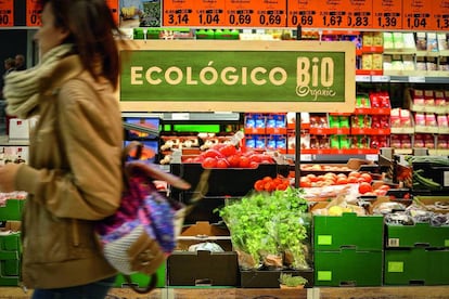 Zona de frutas y verduras en un supermercado