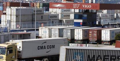 Vista de muelle de contenedores del puerto de Vigo