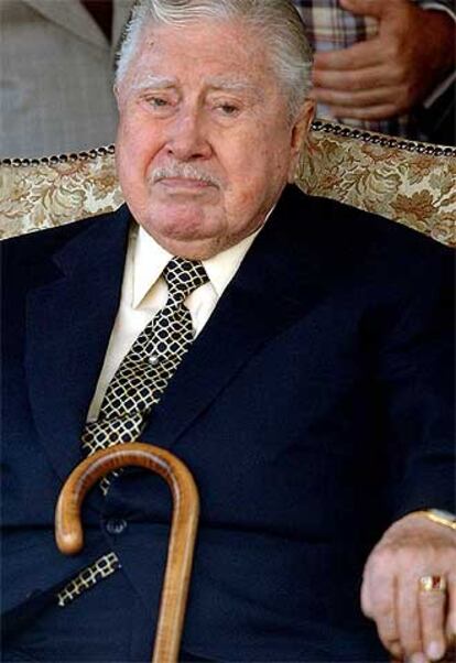Foto de archivo, tomada el 2 de diciembre de 2004, del dictador chileno Augusto Pinochet.