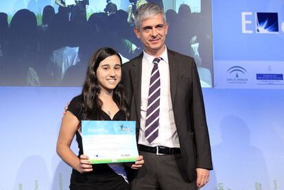 La alumna Sara López, del equipo de Barrio de Loranca, ha sido galardonada con la mención especial Endesa, otra de las novedades de esta edición, por el reportaje <i>Nucleares sí</i>, que incluye el periódico ganador <i>La lente de Loranca</i>. Javier Moreno, director de EL PAÍS, le ha entregado un diploma y un cheque regalo de viaje a la central de Endesa en A Coruña durante cinco días.