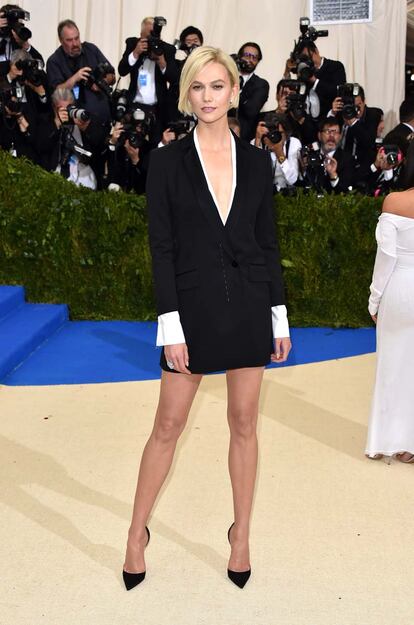 Karlie Kloss no se complicó y apostó por este sencillo vestido negro de Carolina Herrera.