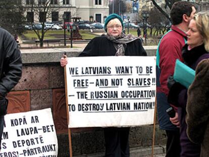 Una mujer protesta contra la influencia rusa en Letonia en el centro de Riga.