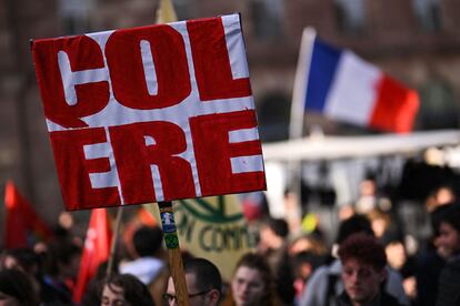 Un manifestante sujetaba este viernes una pancarta con la palabra "rabia" durante una de las protestas en contra de la reforma de las pensiones de Macron en Estrasburgo.
