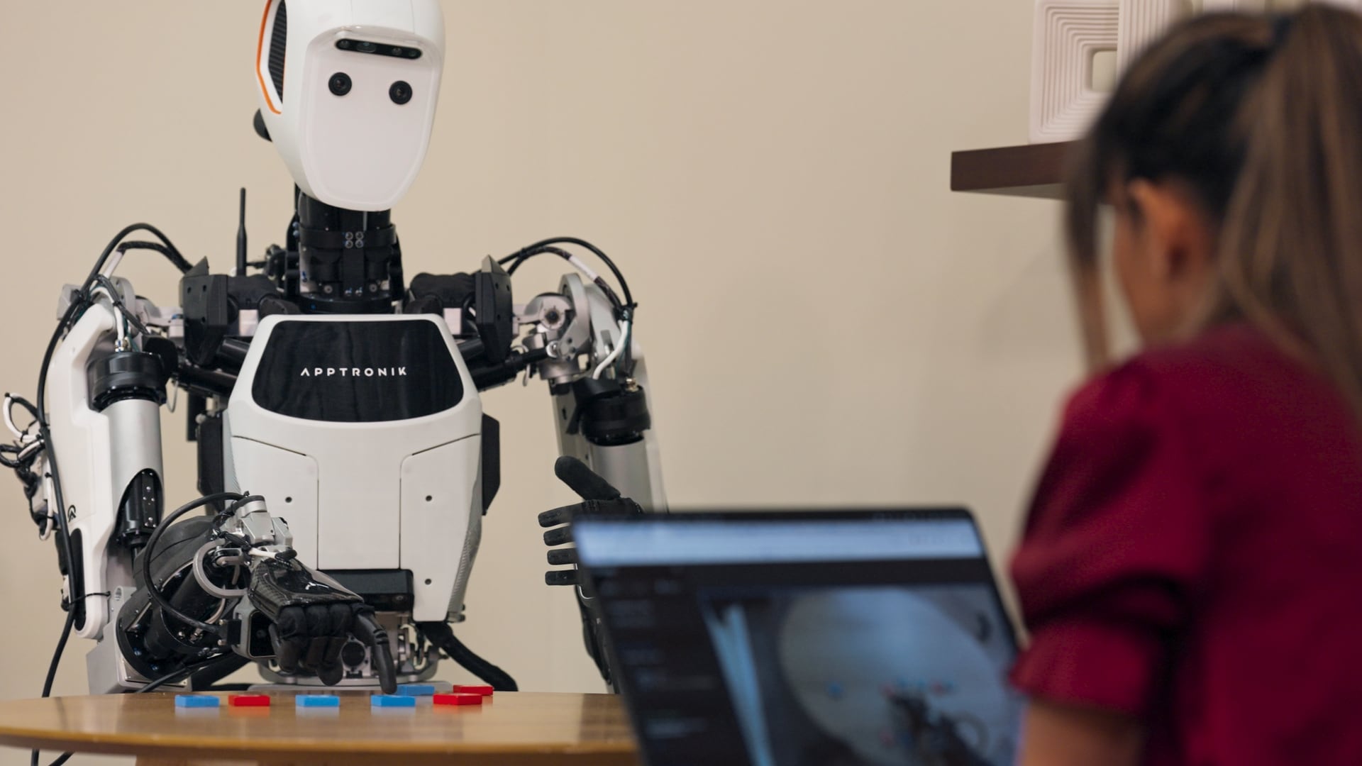 Robot androide de Apptronic dotado con la inteligencia artificial de Google, durante una prueba.