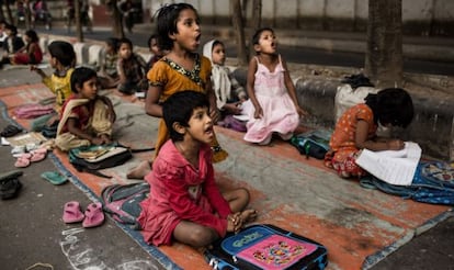 Unos niños asisten a la escuela en el distrito de Shahbag, en Dacca.