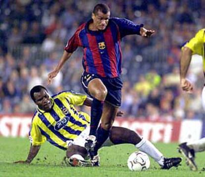 Rivaldo consigue llevarse el balón ante la entrada de Johnson.