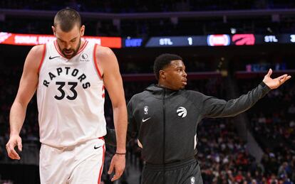 Marc Gasol, lesionado, abandona la cancha acompañado por Lowry.