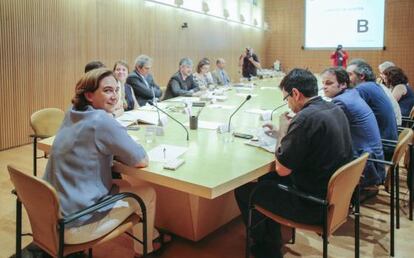 Ada Colau en una reunión con el equipo de Gobierno.