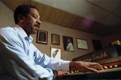 Jimmy Smith, en su estudio de California en una imagen tomada en 1993.