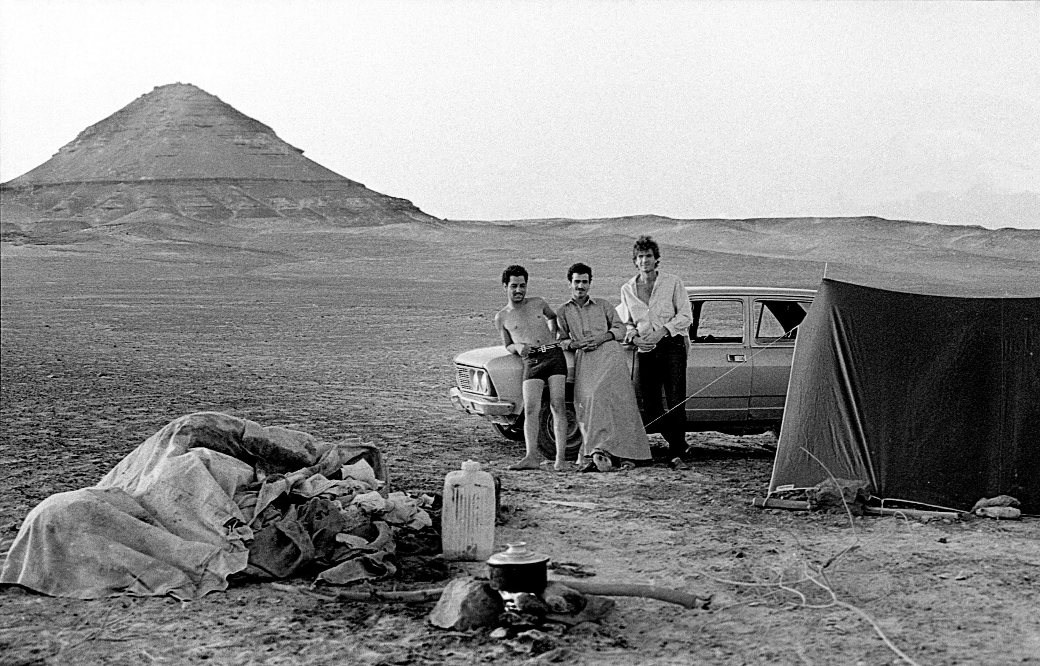 Jordi Esteva, con dos amigos egipcios en las cercanías de Siwa, en 1984.