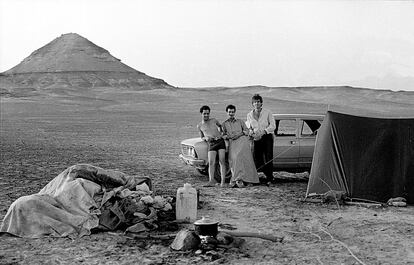 Jordi Esteva, con dos amigos egipcios en las cercanías de Siwa, en 1984.