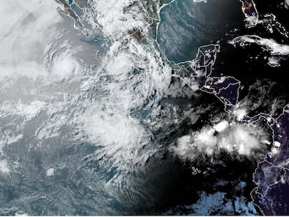 Fotografía satelital de la tormenta tropical 'Beatriz' cerca de la costa mexicana del Pacífico.