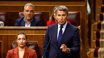 El líder del Partido Popular (PP), Alberto Núñez-Feijóo, a la derecha, este miércoles, en el Congreso.