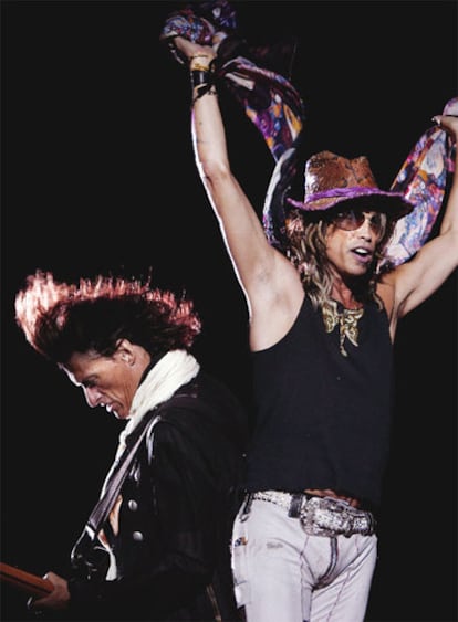 Joe Perry (Izq.) y Steven Tyler (Dcha.), componentes de la banda Aerosmith, en una imagen de 2007