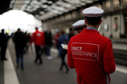 Um funcionário da SNCF dá informações aos passageiros na estação de trens Gare de Lyon, em Paris, durante a greve ferroviária.