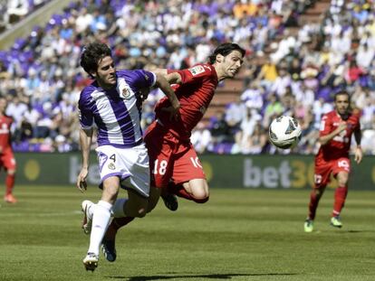 Marc Valiente y Lafita luchan por el balón.