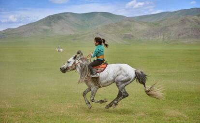 Participante en el festival tradicional Naadam, en Bayankhongor (Mongolia).