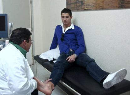 Un médico de la federación portuguesa examina el tobillo de Cristiano Ronaldo.