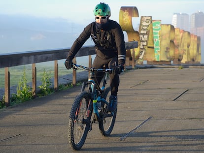Un ciclista hace deporte, esta mañana, en Vitoria.