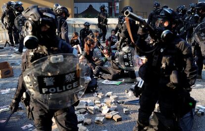 La policía antidisturbios detiene a manifestantes antigubernamentales durante una manifestaciónen Wong Tai Sin, Hong Kong, tras la celebración de un gran desfile para conmemorar los 70 años del régimen comunista chino.